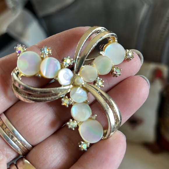 Vintage Mother-of-Pearl & Rhinestone Swirl Brooch – Silver Tone Statement Pin - Picture 5 of 9